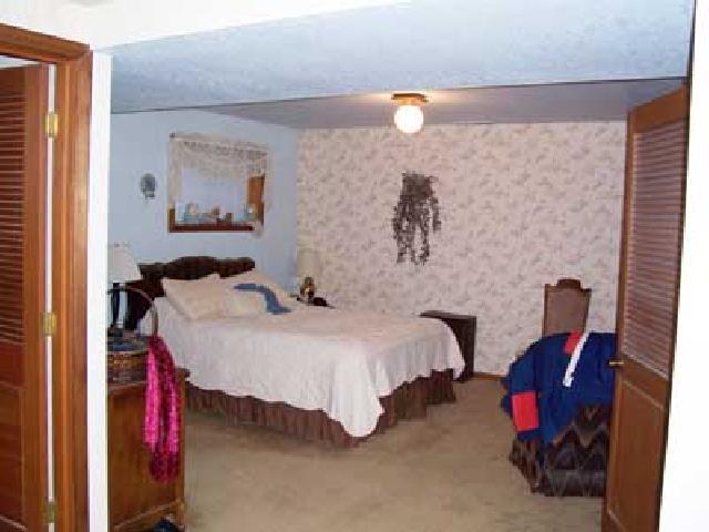 9450 Bittner Road Yakima, WA 98901 - Photo 6 of 9 a bedroom with bed and a mirror