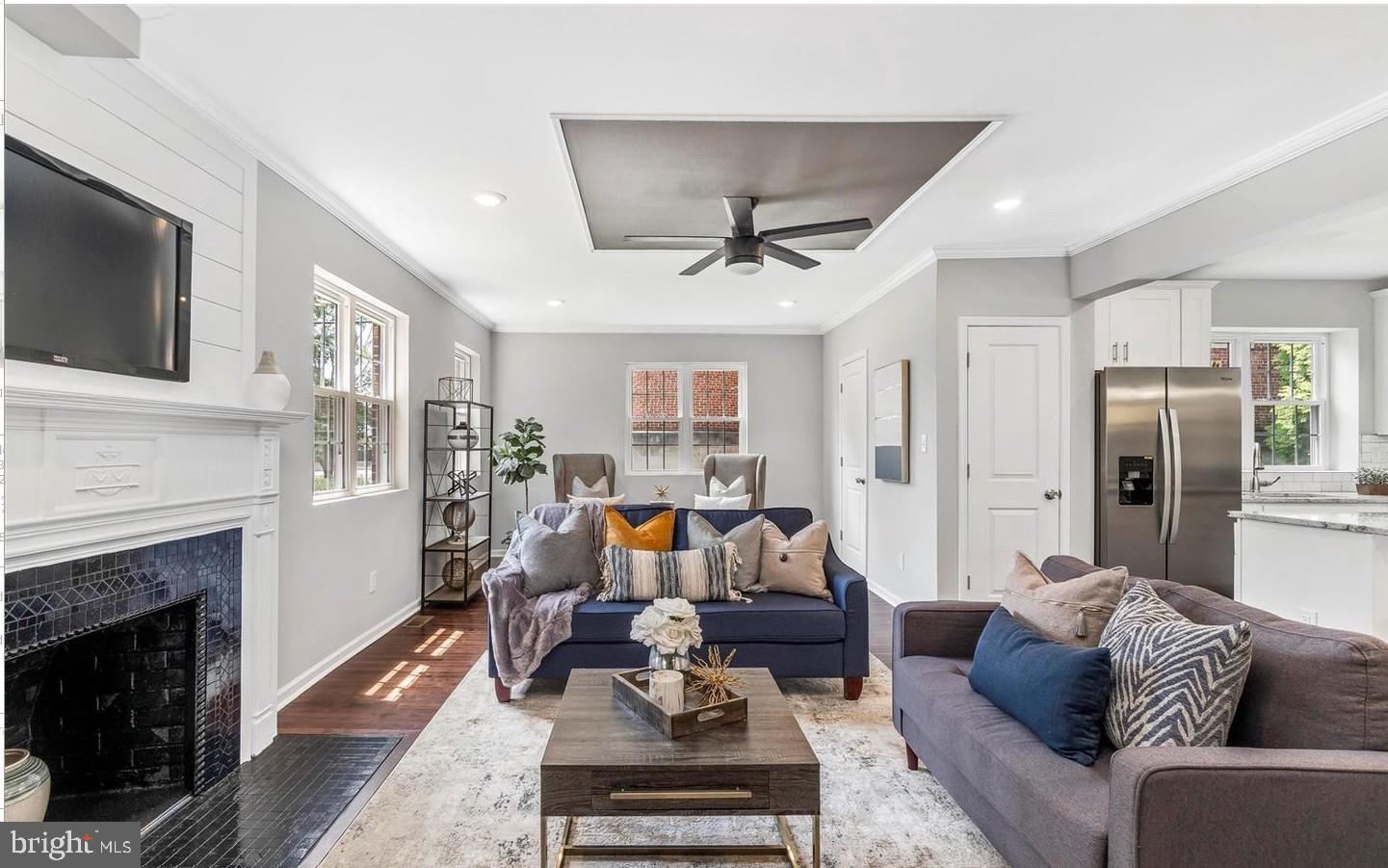 3400 Dennlyn Road Baltimore, MD 21215 - Photo 16 of 32 Bright and inviting living space.