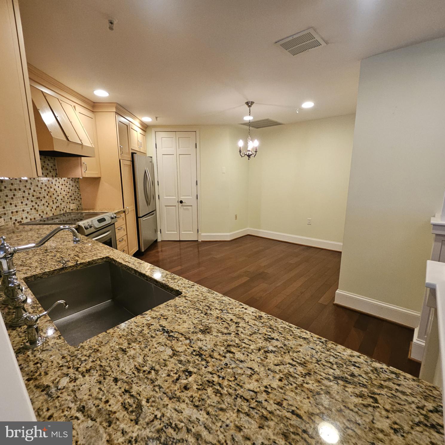 3801 Canterbury Road, Unit 618 Baltimore, MD 21218 - Photo 3 of 29 Granite counter tops stainless steel appliances