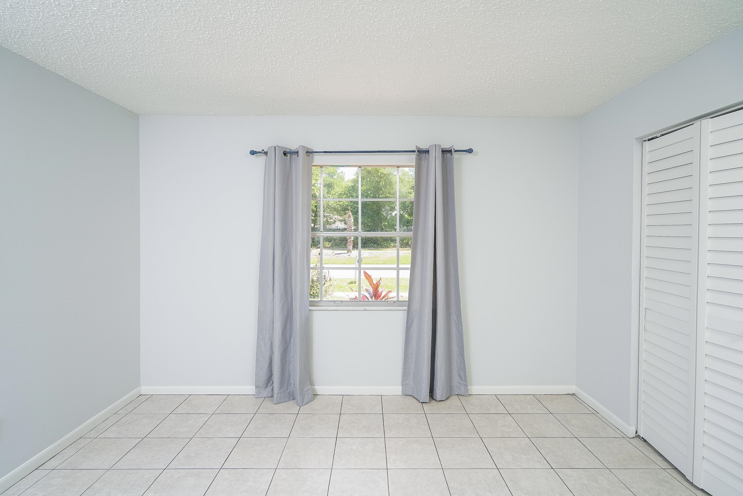 354 Shores Boulevard St. Augustine, FL 32086 - Photo 14 of 34 an empty room with windows