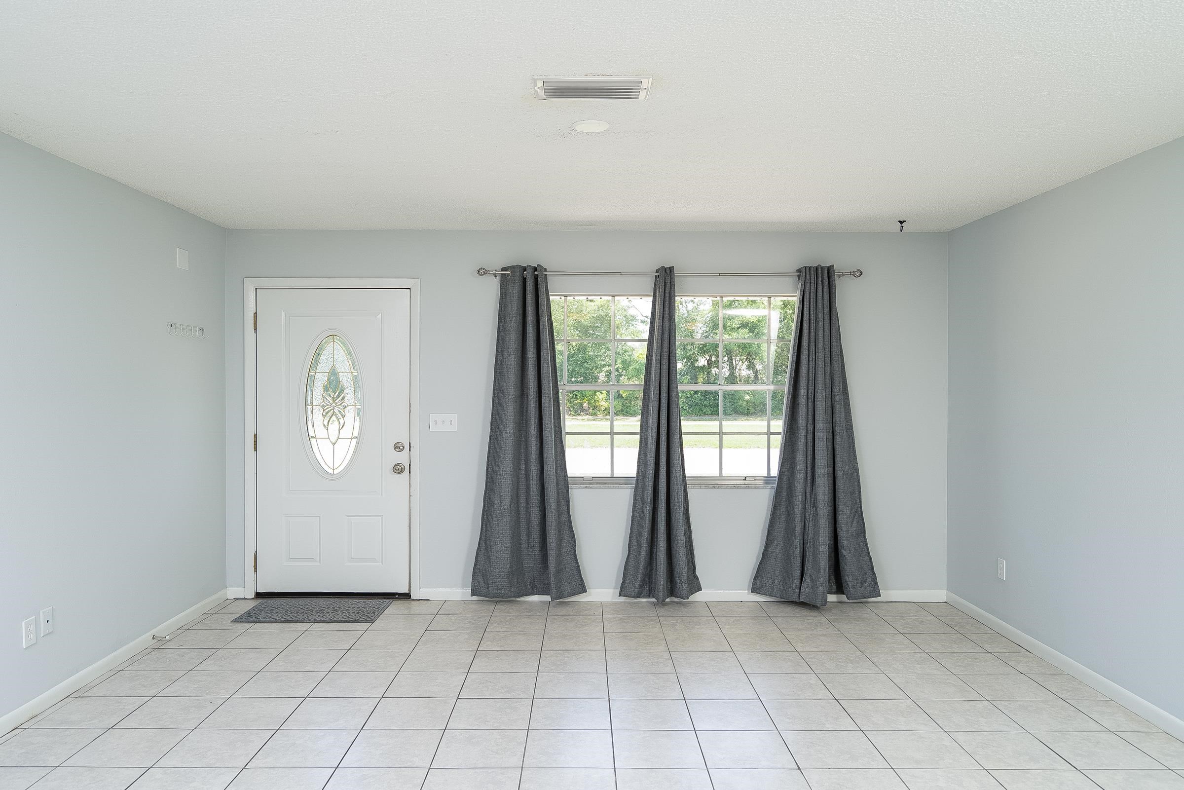 354 Shores Boulevard St. Augustine, FL 32086 - Photo 7 of 34 an empty room with window