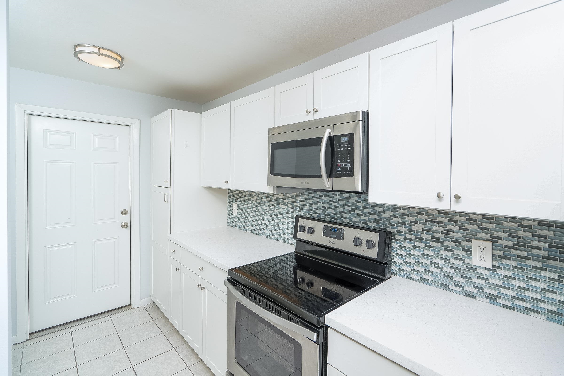 354 Shores Boulevard St. Augustine, FL 32086 - Photo 10 of 34 a kitchen with a stove and a microwave
