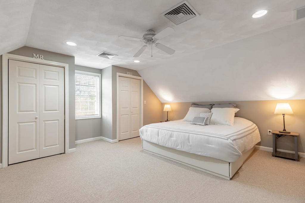 3 Elginwood Road, Unit B Peabody, MA 01960 - Photo 22 of 30 a spacious bedroom with a bed and a lamp