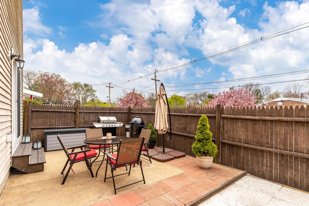 3 Elginwood Road, Unit B Peabody, MA 01960 - Photo 29 of 30 a view of an chairs and table in the patio