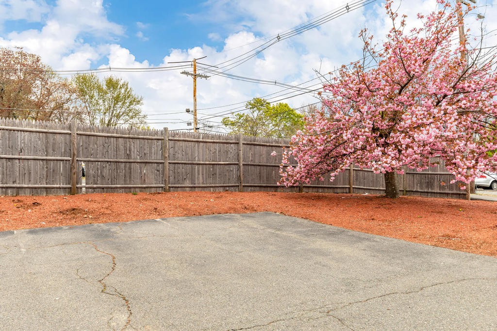 3 Elginwood Road, Unit B Peabody, MA 01960 - Photo 30 of 30 a view of a basket ball ground