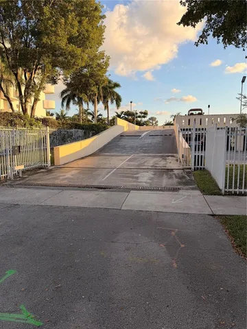 $2,190 | 2350 Northeast 135th Street, Unit 503, North Miami, FL 33181