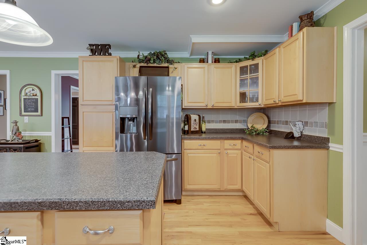 12 Rollingreen Road Greenville, SC 29615 - Photo 6 of 33 Gallery Image 6
