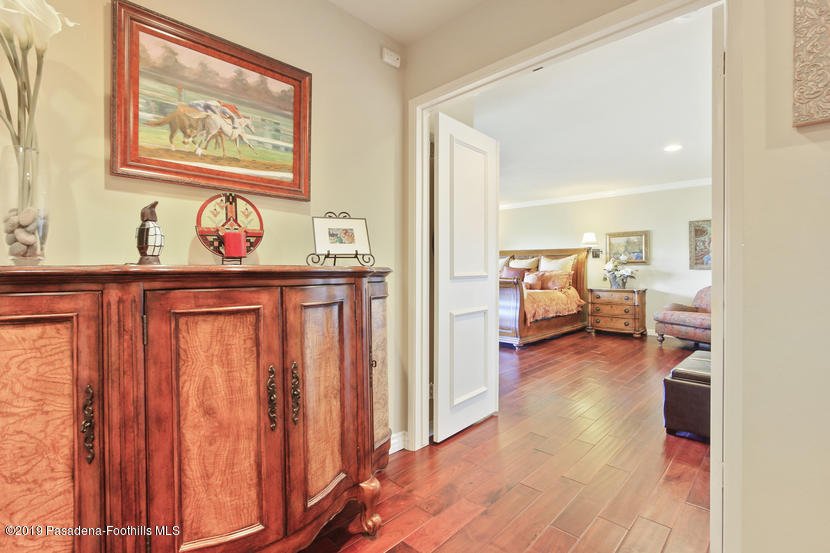 943 Glen Oaks Boulevard Pasadena, CA 91105 - Photo 18 of 38 a view of a living room