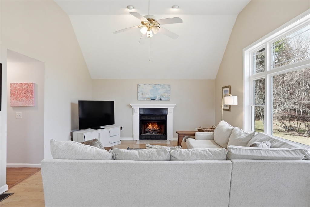 24 Dow Street Pepperell, MA 01463 - Photo 7 of 42