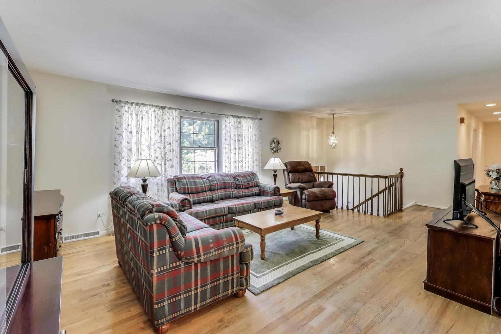 221 Anthony Road Buffalo Grove, IL 60089 - Photo 3 of 30 Gallery Image 3