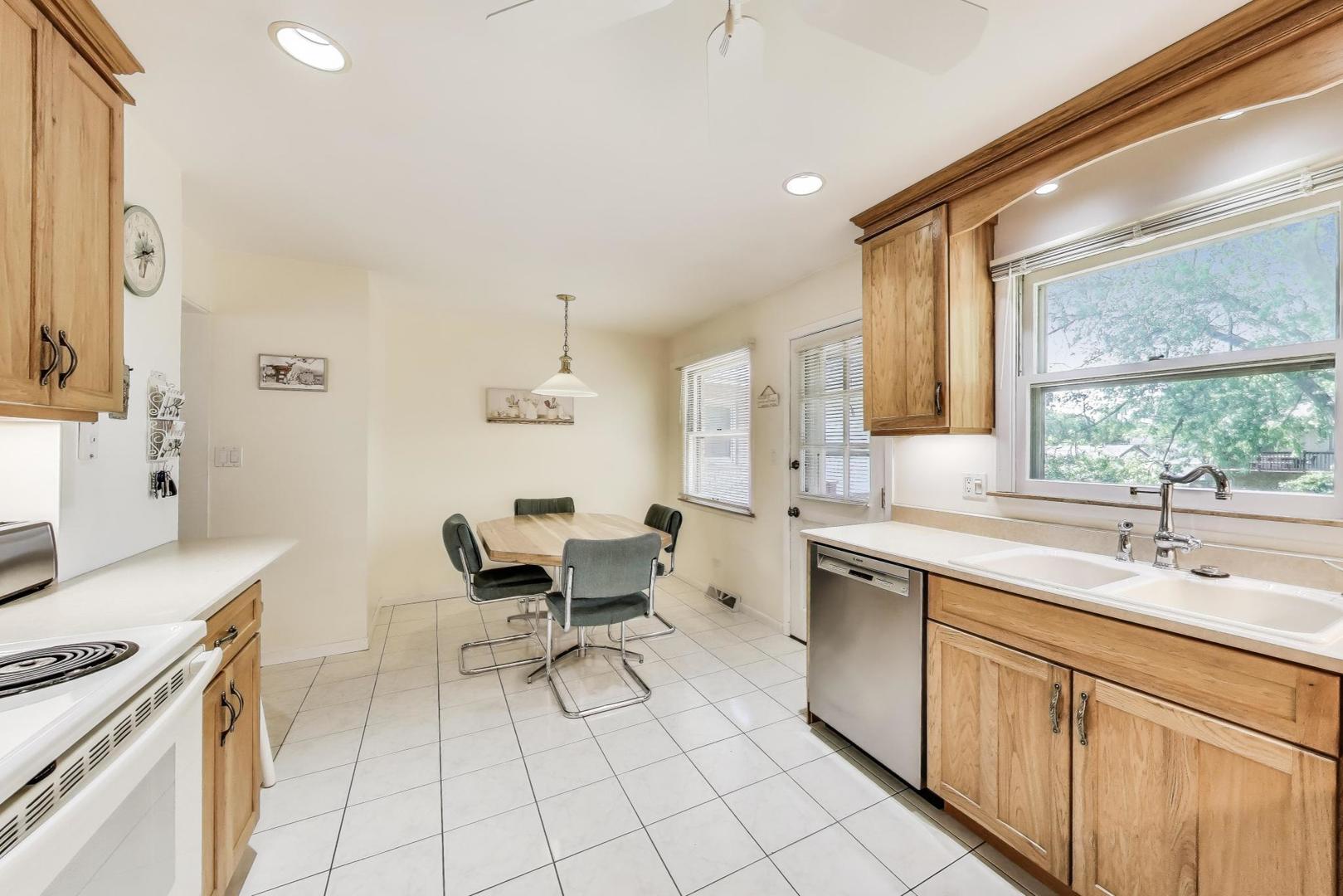 221 Anthony Road Buffalo Grove, IL 60089 - Photo 8 of 30 Gallery Image 8