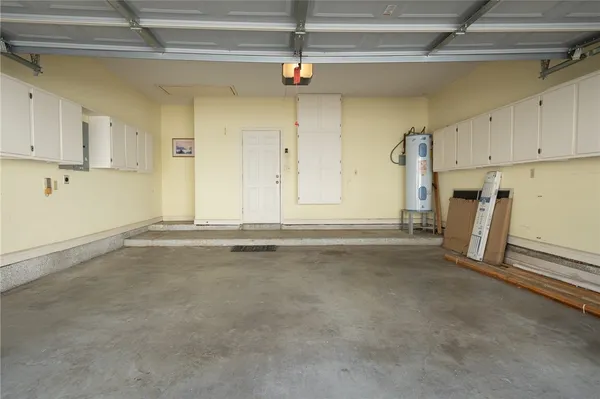 a view of a house with backyard