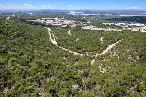 a view of a large yard with lots of green space