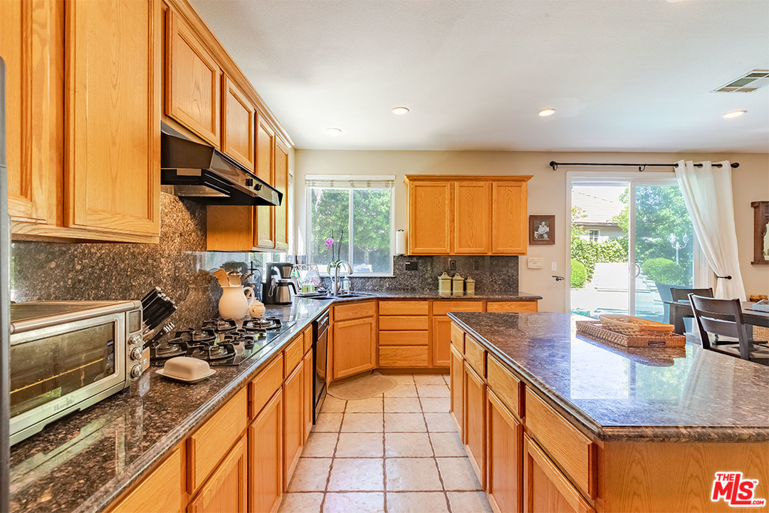 26109 Forster Way Stevenson Ranch, CA 91381 - Photo 12 of 34 Gallery Image 12