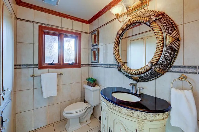 a view of entryway with a front door