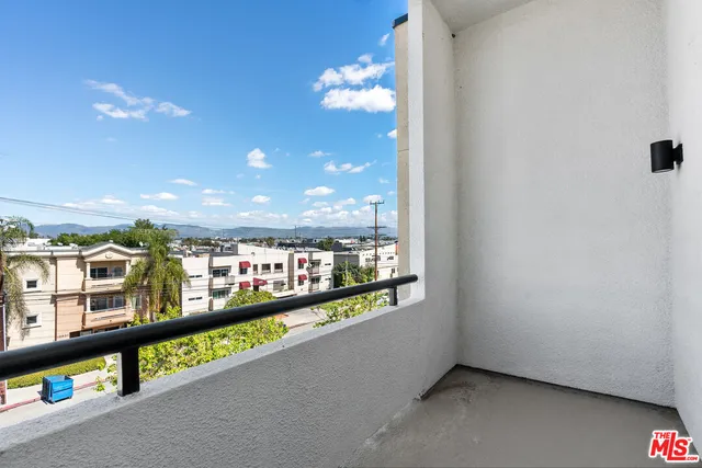 $2,500 | 16550 Vanowen Street, Unit 320, Los Angeles, CA 91406