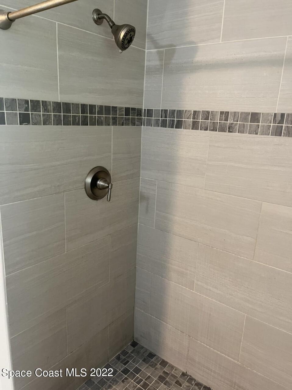 544 Plumbago Road Northwest Palm Bay, FL 32907 - Photo 12 of 16 a bathroom with a shower