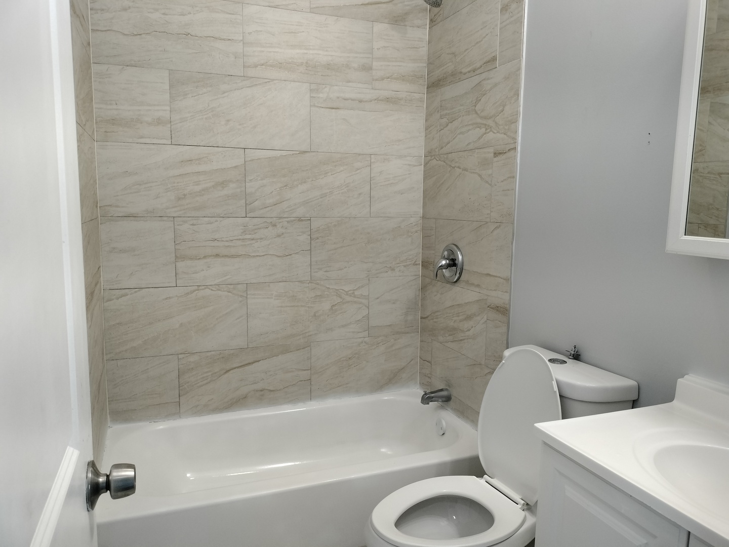 1943 West 48th Street, Unit 2 Chicago, IL 60609 - Photo 28 of 30 a bathroom with a toilet and a bathtub