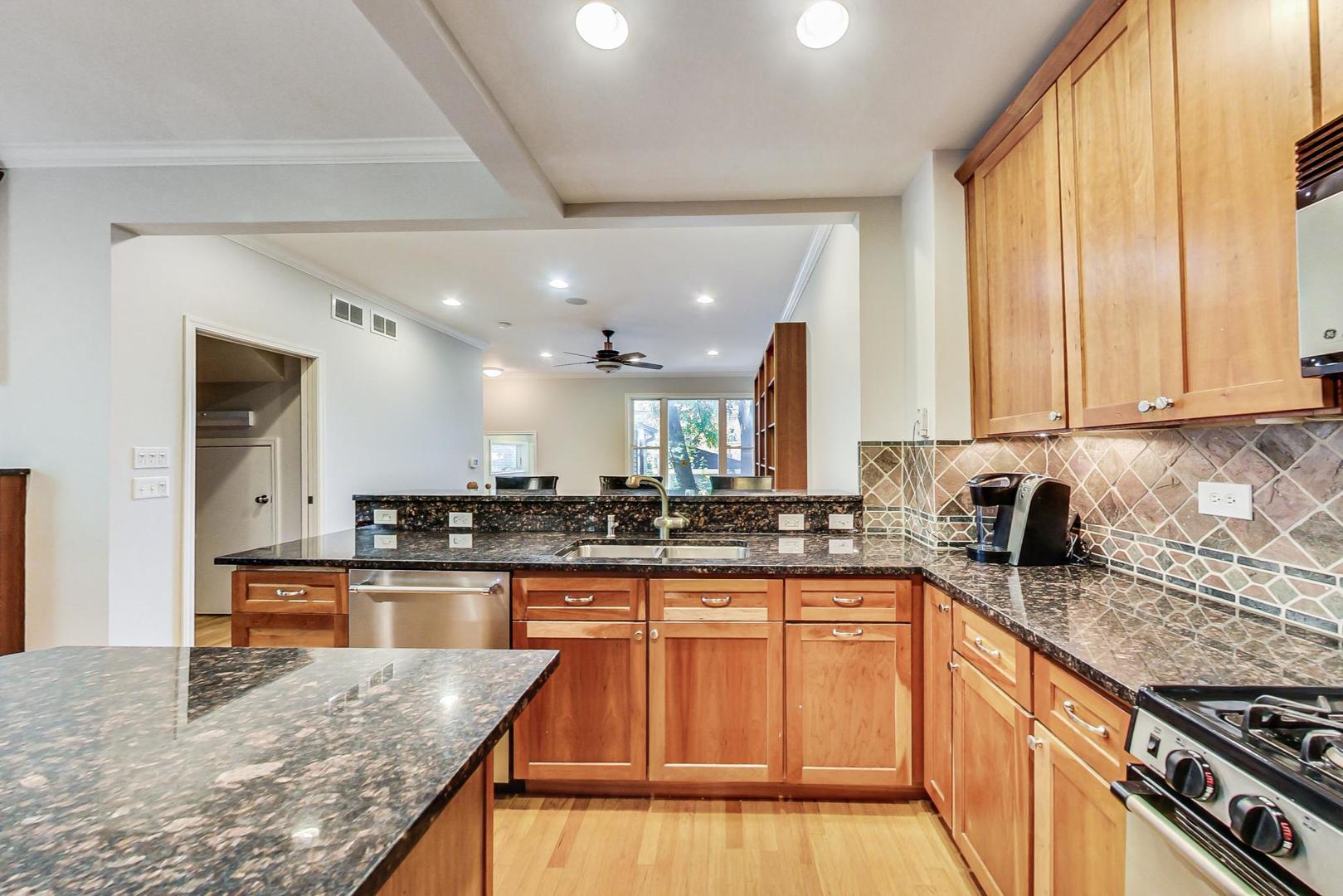 919 West Wolfram Street Chicago, IL 60657 - Photo 7 of 33