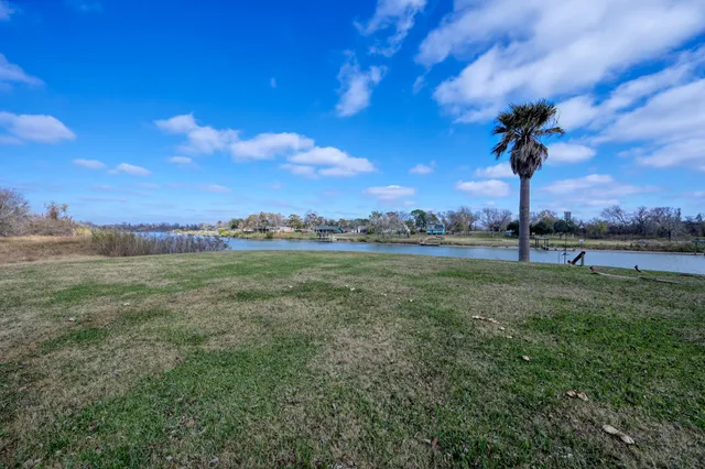 a view of a yard with a house