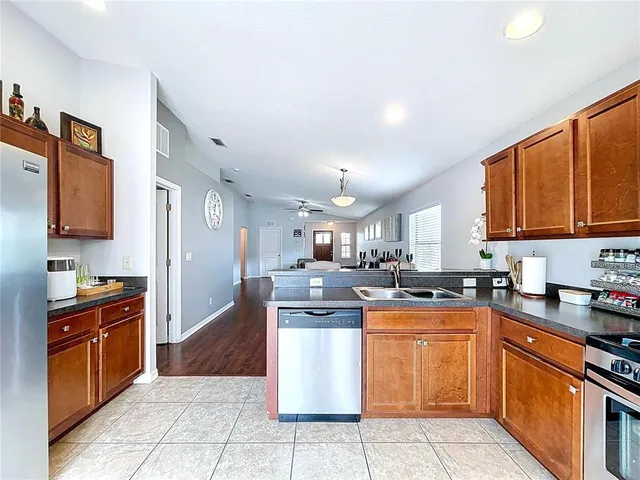 a en suite bathroom with a double vanity sink and mirror