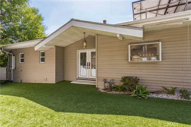 a view of a house with a yard