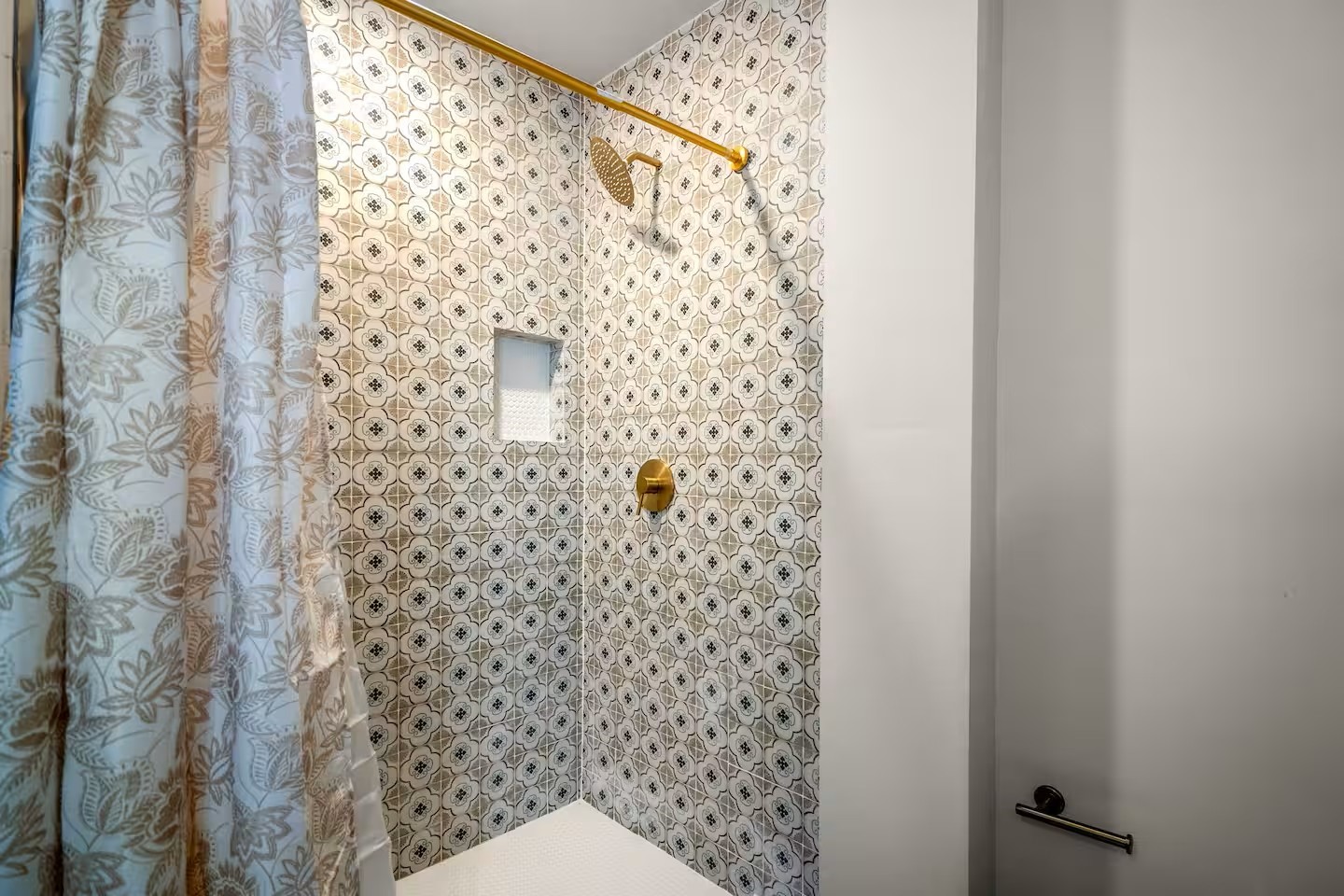 3741 Charleston Street Houston, TX 77021 - Photo 21 of 37 Ensuite bath 1