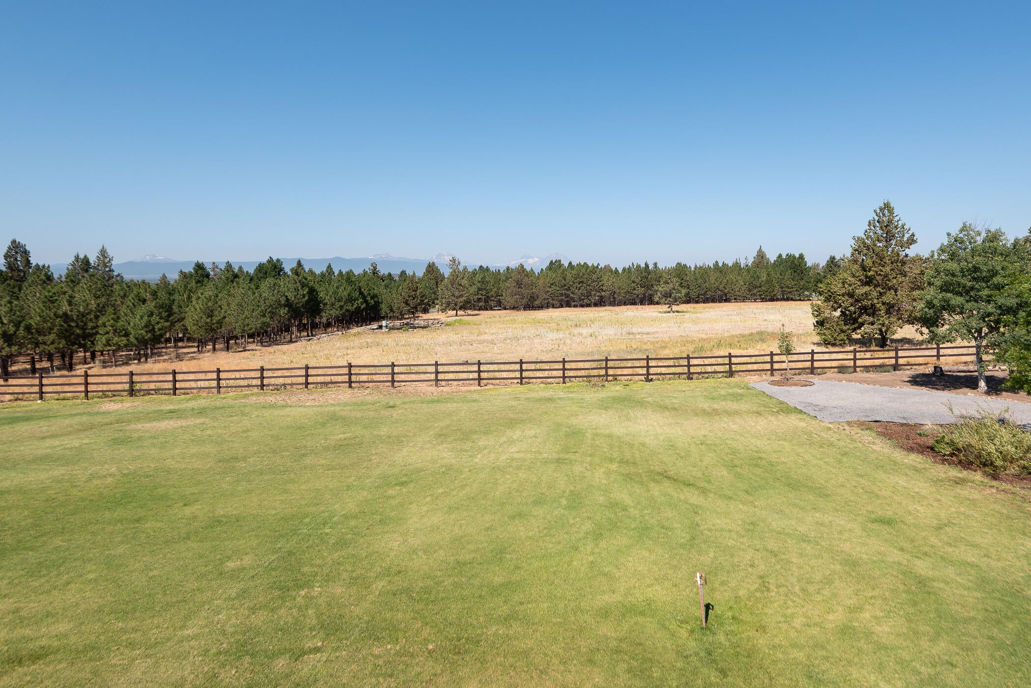 65025 Hunnell Road Bend, OR 97703 - Photo 30 of 50 31Front yard