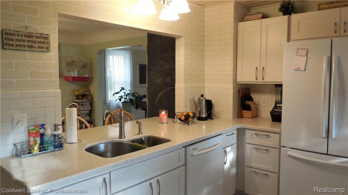 9659 Wayne Road Livonia, MI 48150 - Photo 7 of 29 005 Kitchen Open to Dining.jpg
