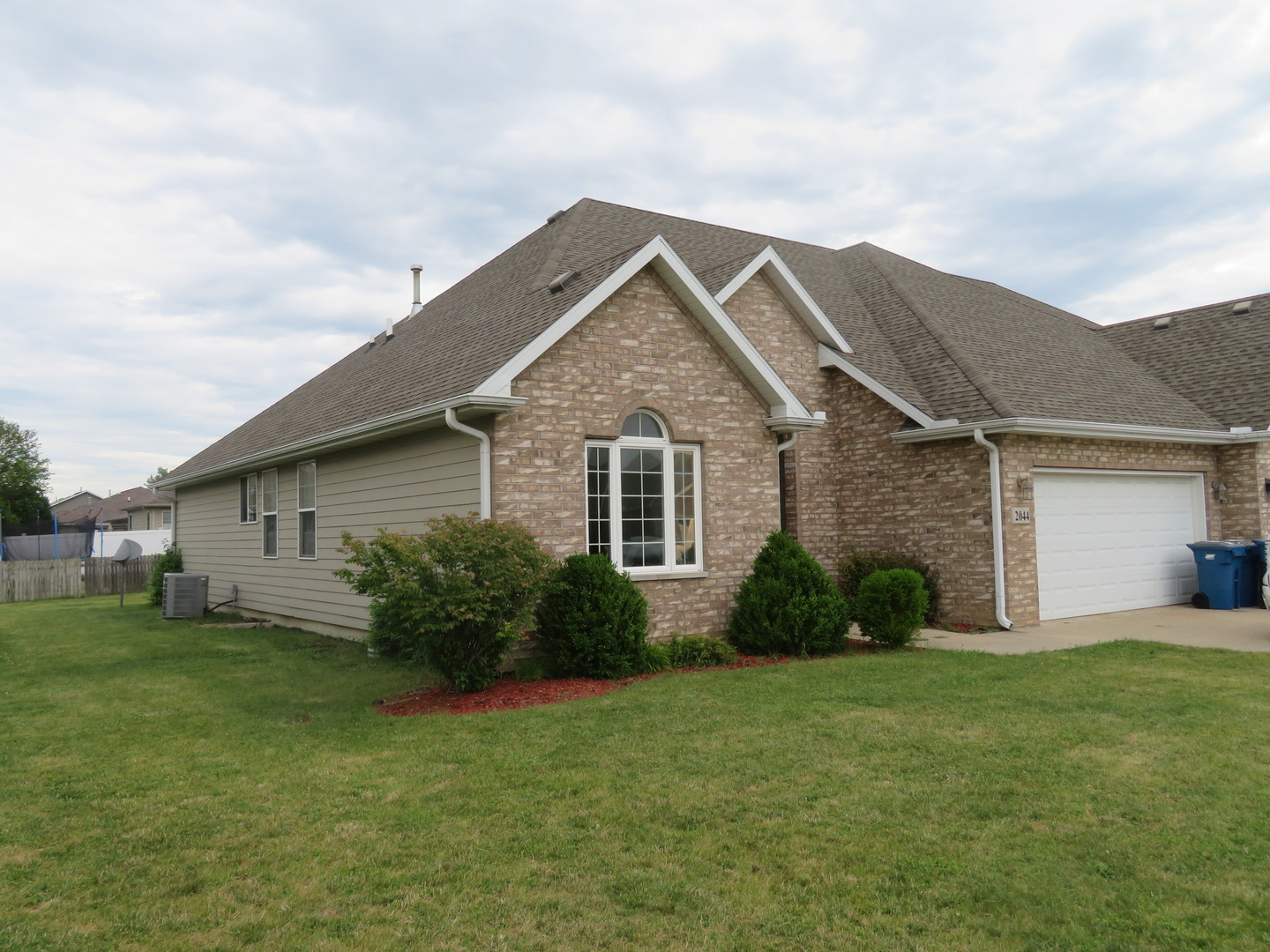 2044 Locust Road Morris, IL 60450 - Photo 3 of 30 a view of a house with garden and yard