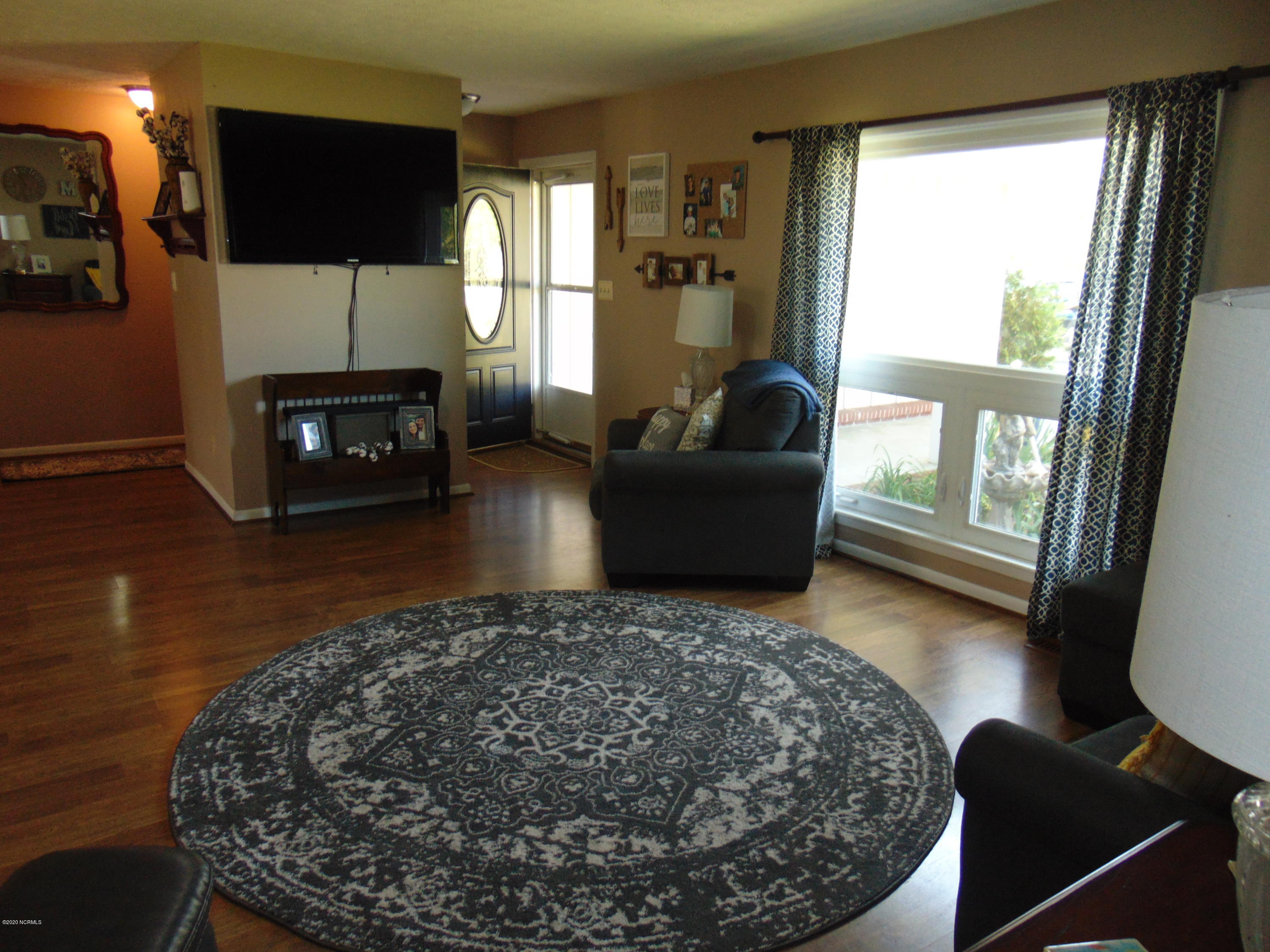 4111 Plantation Road Morehead City, NC 28557 - Photo 3 of 34 Living room