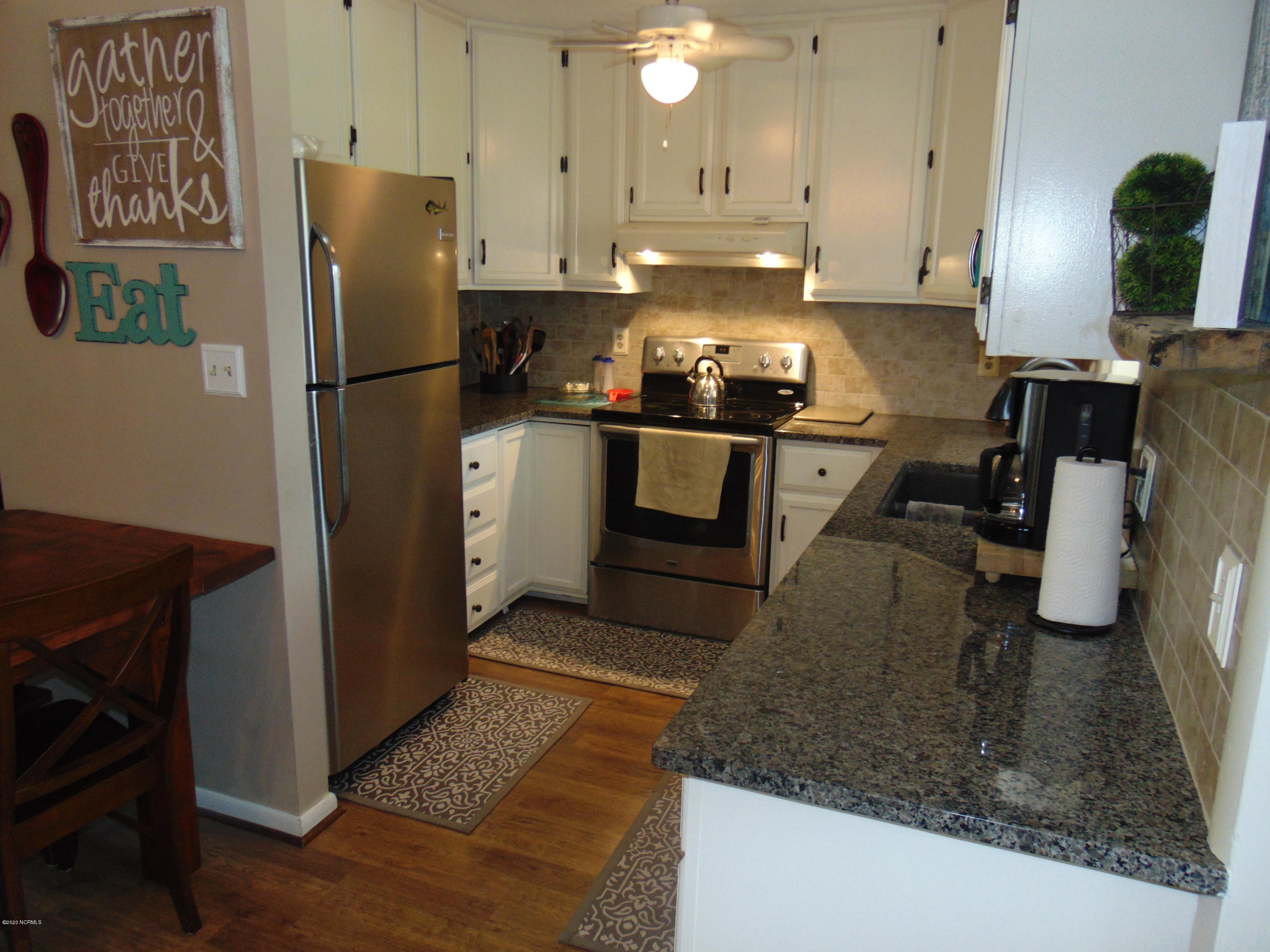 4111 Plantation Road Morehead City, NC 28557 - Photo 10 of 34 Kitchen w/grantite tops and SS applcs