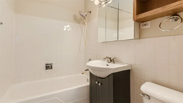 $2,200 | 8936 North Parkside Avenue, Unit 311, Des Plaines, IL 60016