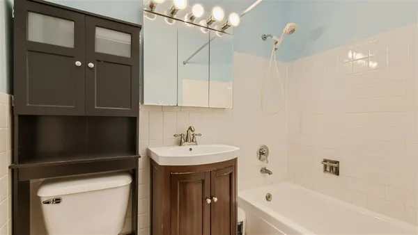 $2,200 | 8936 North Parkside Avenue, Unit 311, Des Plaines, IL 60016