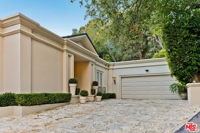 a view of a back yard of the house