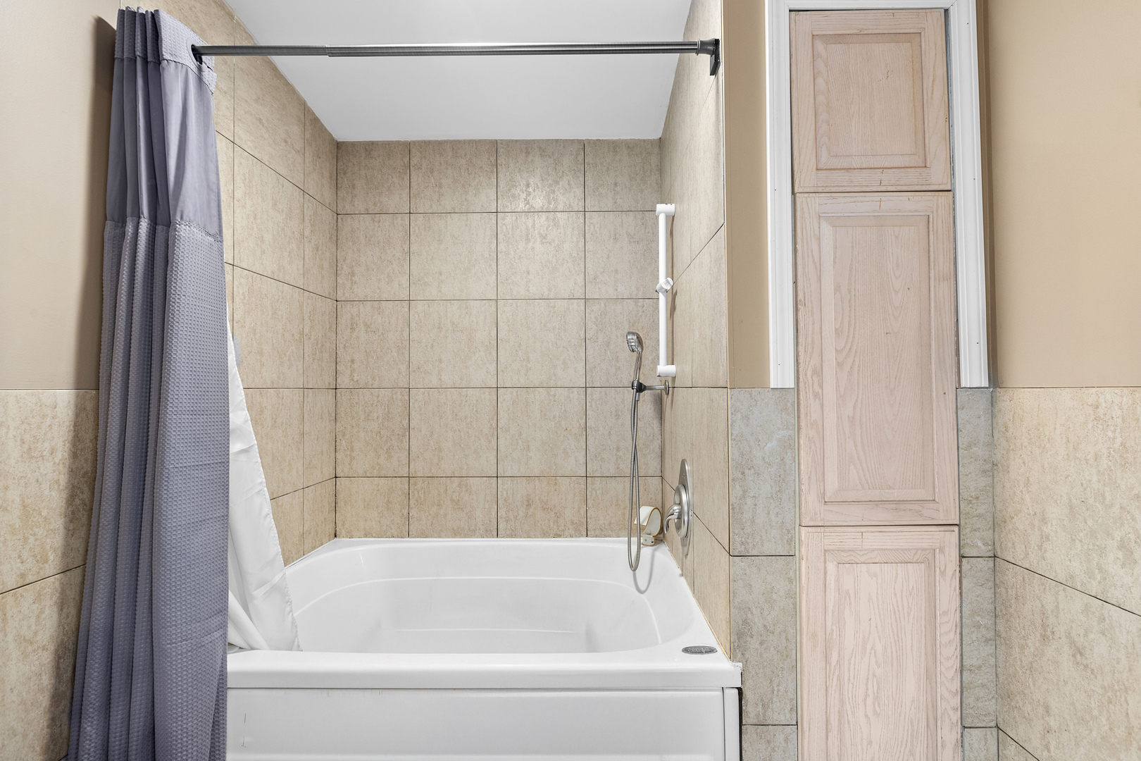 330 South Barrington Road Barrington, IL 60010 - Photo 28 of 39 a bathroom with a bathtub