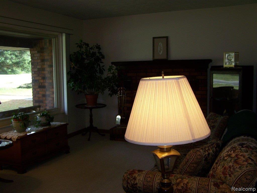 LIVING ROOM HAS LARGE WINDOW