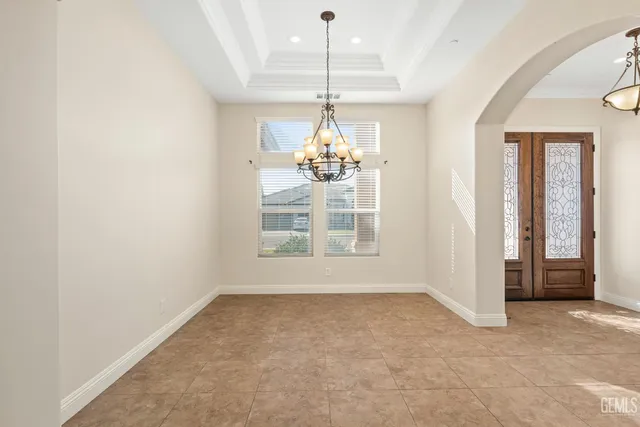a view of a livingroom with furniture and a ceiling fan