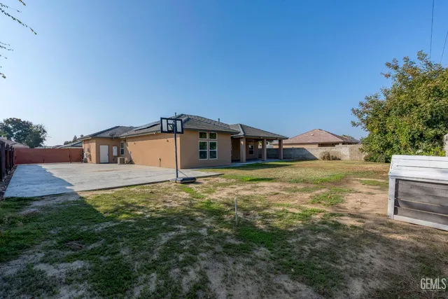 a view of a back yard of the house