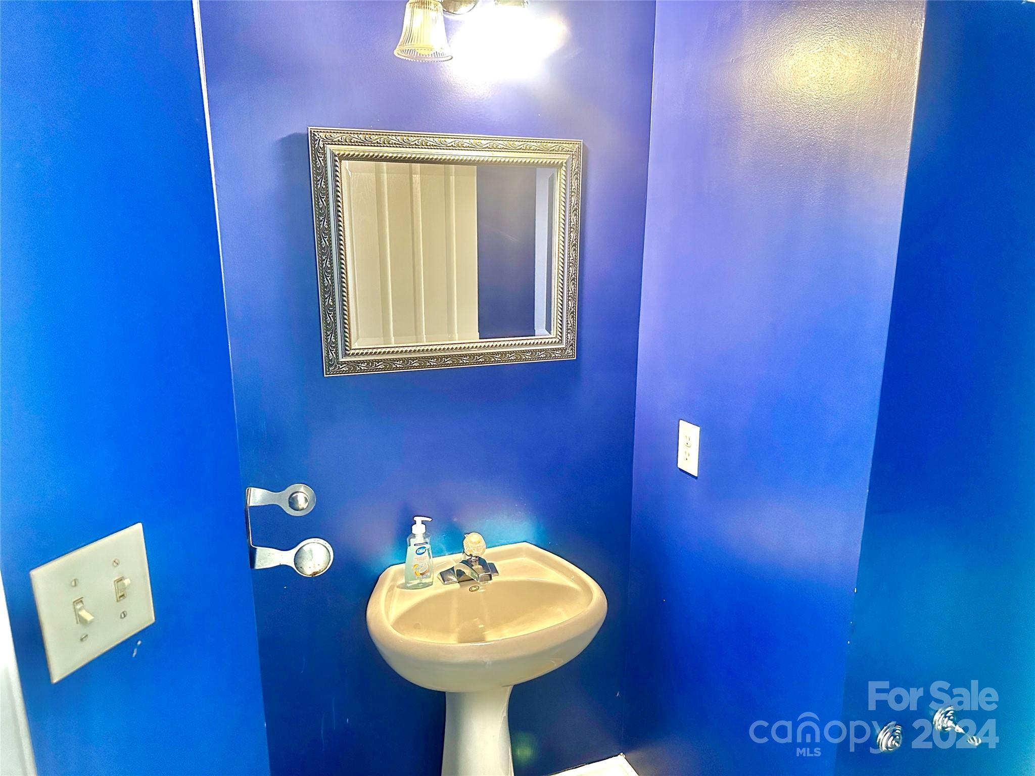 1031 Hipp Road Charlotte, NC 28216 - Photo 8 of 14 Gallery Image 8