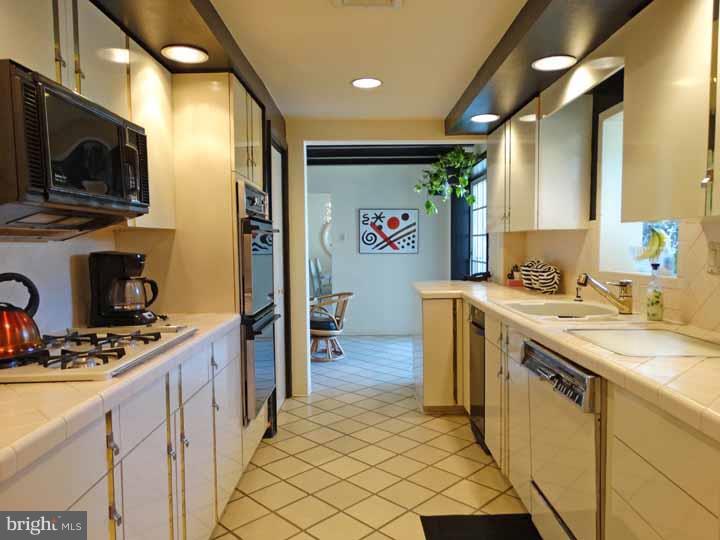 3880 Martin Road Huntingdon Valley, PA 19006 - Photo 9 of 25 Kitchen