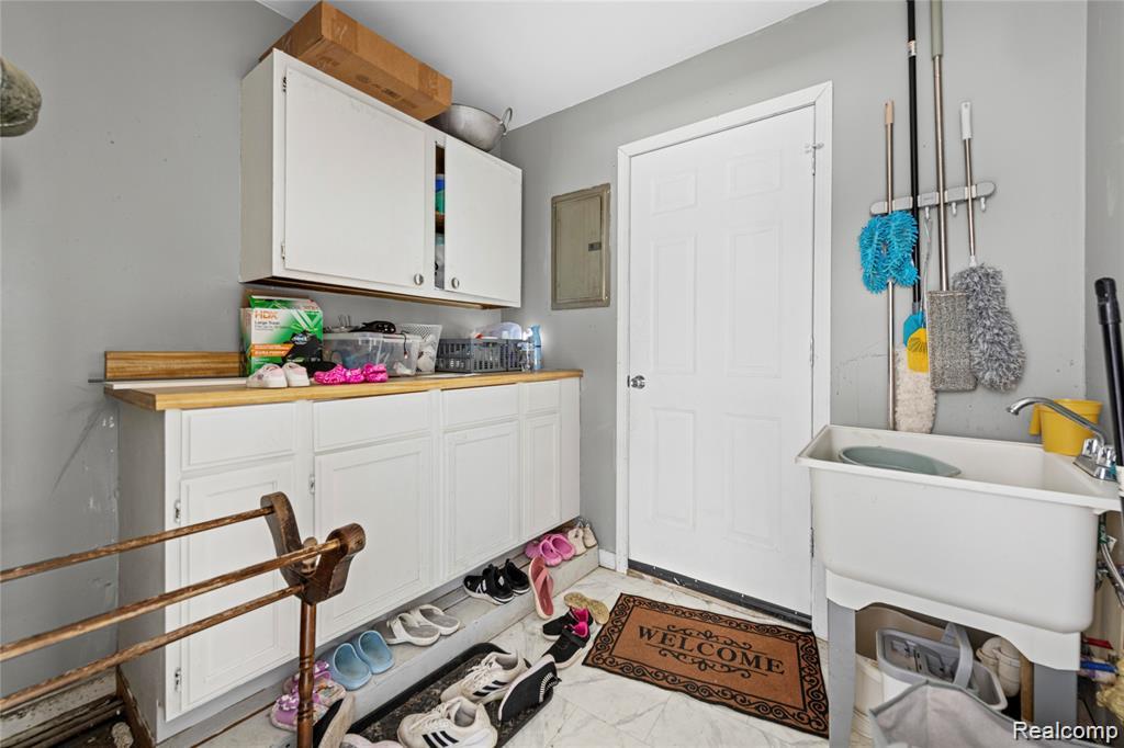 8153 Dale Center Line, MI 48015 - Photo 15 of 19