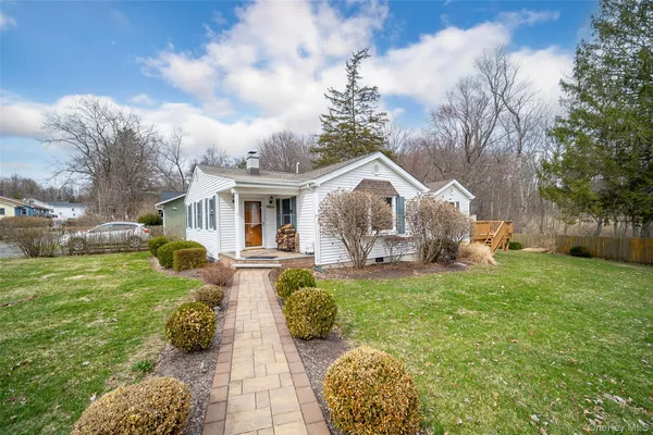 a view of a house with backyard