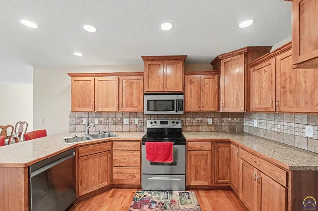 $299,999 | 1020 Southwest Red Oaks Place, Topeka, KS 66615