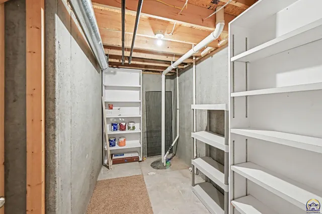 $299,999 | 1020 Southwest Red Oaks Place, Topeka, KS 66615