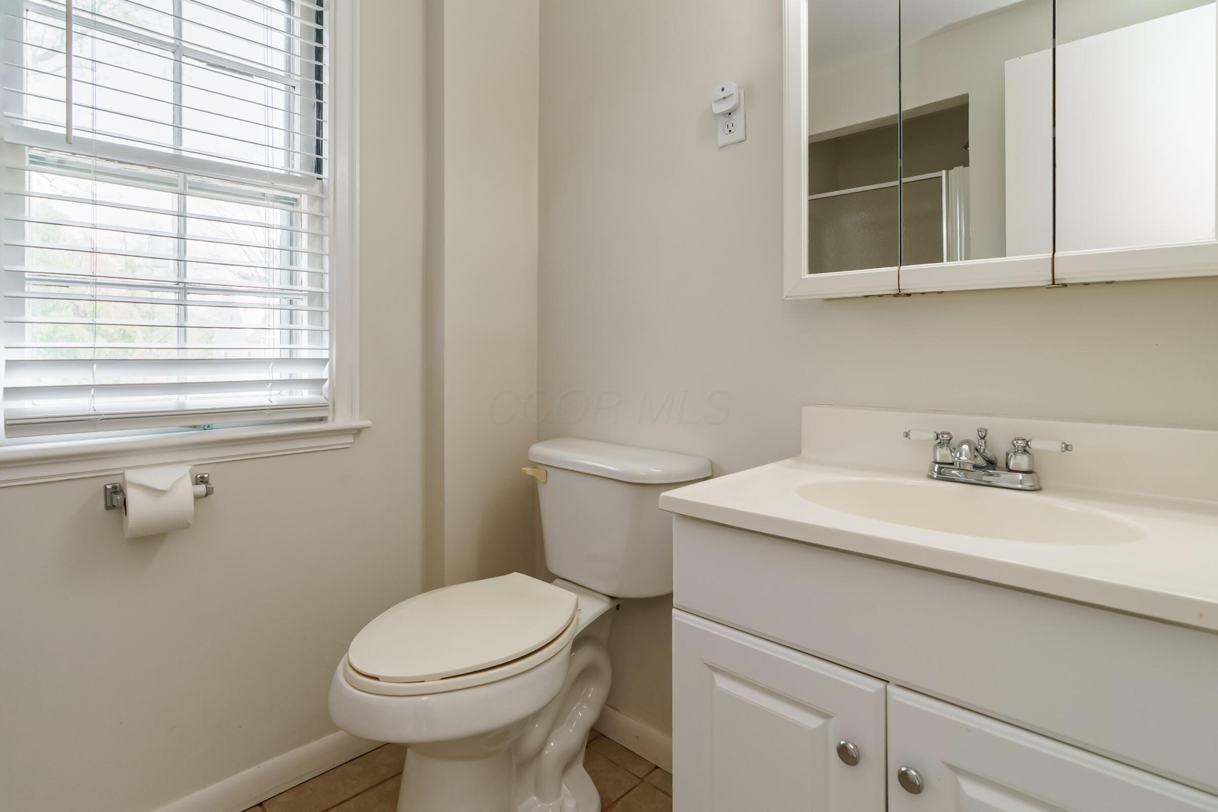 284 South Stanwood Road Columbus, OH 43209 - Photo 44 of 60 Ensuite full bathroom
