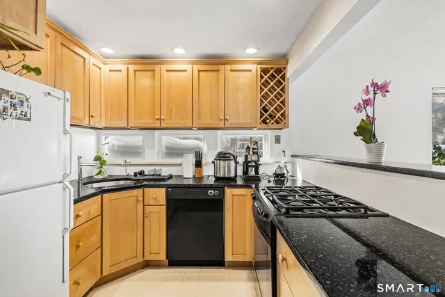 $330,000 | 126 Hopmeadow Street, Unit 3H, Weatogue, CT 06089