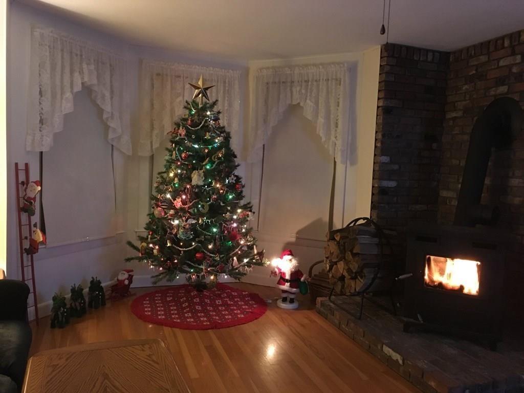 21 Whitman Street Leominster, MA 01453 - Photo 20 of 35 a vase of flowers sitting on a table