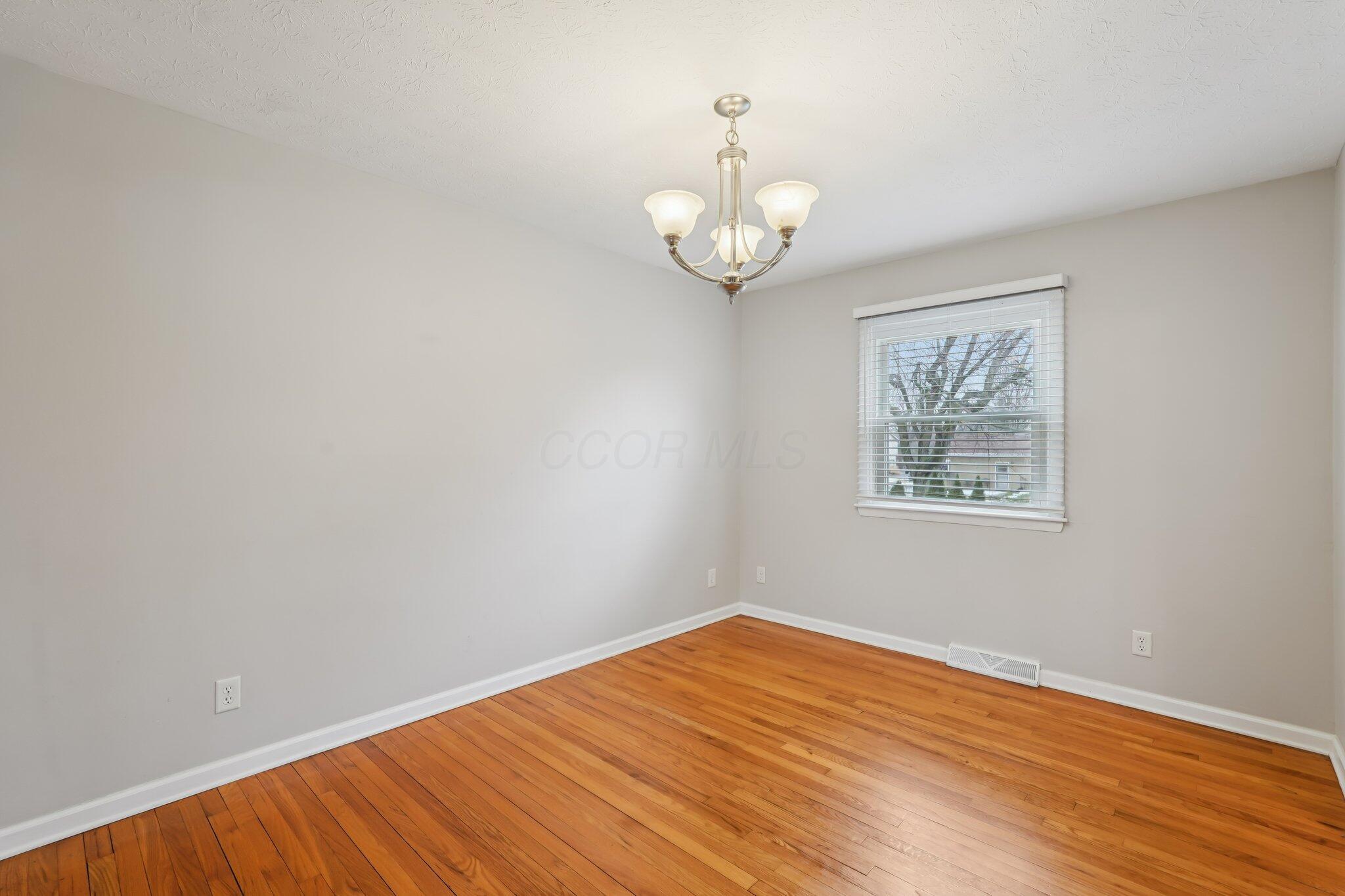 5644 Linworth Road Columbus, OH 43235 - Photo 4 of 31 10-web-or-mls-Linworth Rd-S1702-010