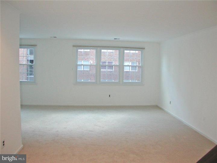53 Haddonfield Cmns Haddonfield, NJ 08033 - Photo 2 of 12 Living Room